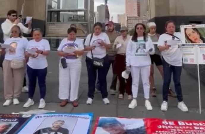Madres buscadoras protestan frente al Monumento a la Revolución durante el Mundial de Futbol
