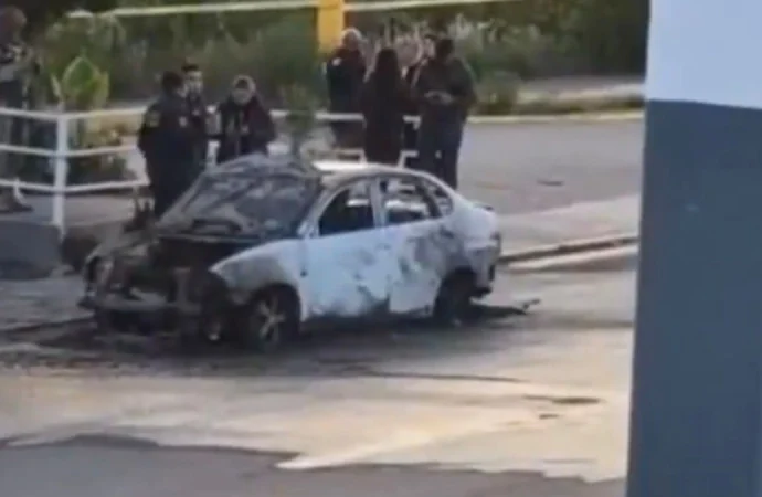 Dos cuerpos calcinados son encontrados en auto abandonado sobre el Periférico Ecológico de Puebla