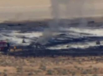 Avión militar B-52 se estrella tras despegar en base aérea de California