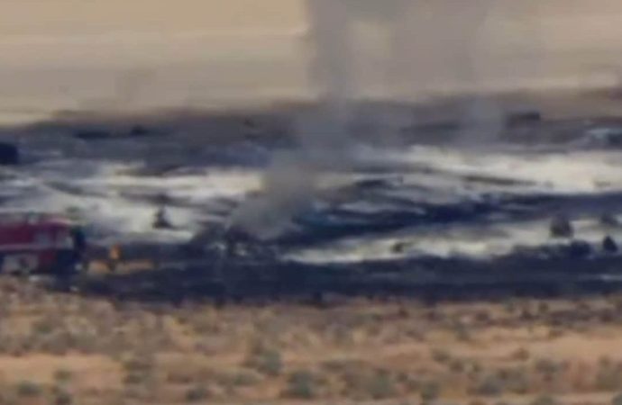 Avión militar B-52 se estrella tras despegar en base aérea de California