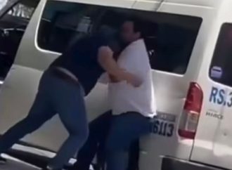 Chofer de transporte público y automovilista se enfrentan a golpes en Izúcar de Matamoros