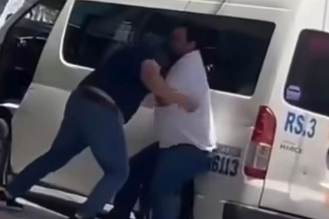 Chofer de transporte público y automovilista se enfrentan a golpes en Izúcar de Matamoros