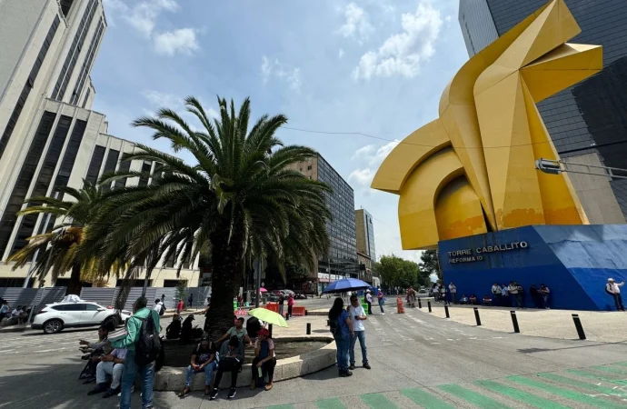 CNTE bloquea Paseo de la Reforma en su día 16 de huelga
