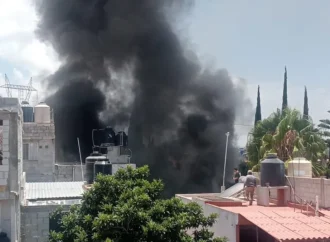 Explosión e incendio consumen vivienda en Geovillas del Sur, Puebla