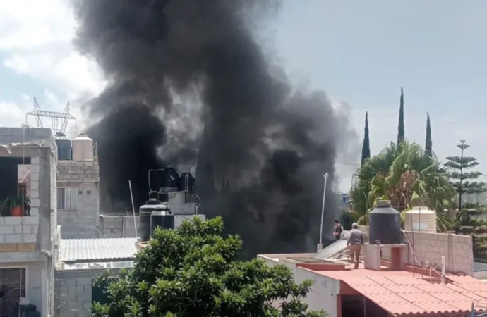 Explosión e incendio consumen vivienda en Geovillas del Sur, Puebla