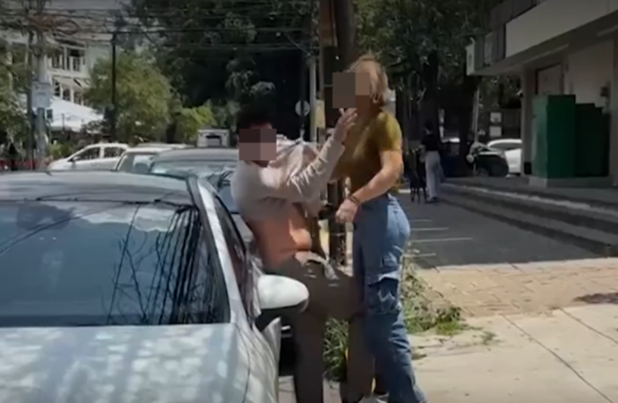 Mujer agrede a su pareja en plena calle de Guadalajara; ambos son detenidos