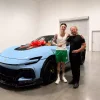 Peso Pluma se autorregala un Ferrari de lujo tras su ruptura con Kenia Os