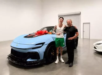 Peso Pluma se autorregala un Ferrari de lujo tras su ruptura con Kenia Os