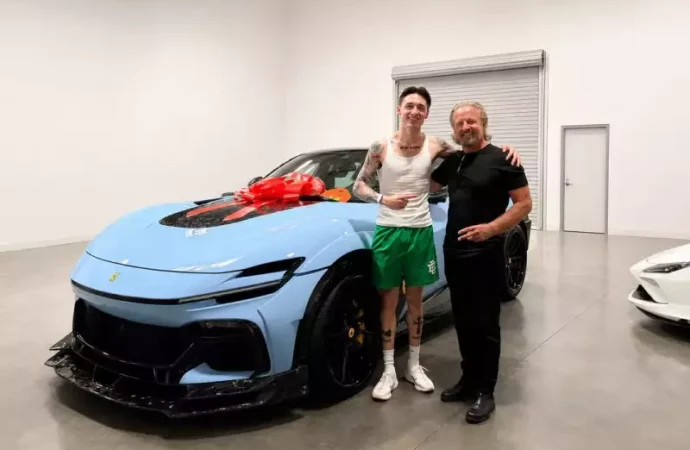 Peso Pluma se autorregala un Ferrari de lujo tras su ruptura con Kenia Os
