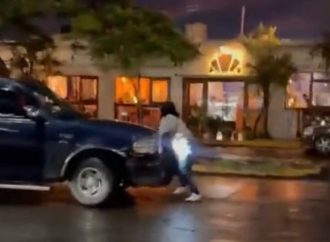 Conductor de camioneta atropella a mujer al huir de accidente en Tehuacán