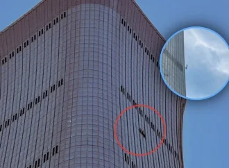 Avión pequeño se estrella contra el rascacielos más alto de Beijing