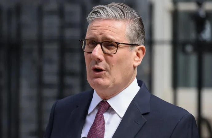 Keir Starmer renuncia como Primer Ministro del Reino Unido tras meses de presión interna