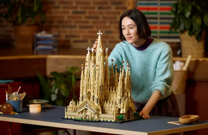 Lego presenta su set más grande: la Sagrada Familia con 12,060 piezas a la venta desde hoy