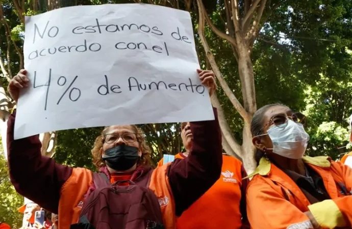 Protesta de trabajadores del OOSL en Puebla exige destitución de líder sindical