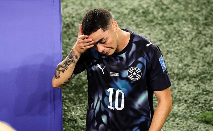 Primer jugador expulsado en Mundial 2026 por taparse la boca durante una confrontación