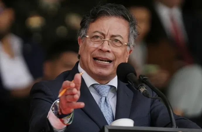 Congreso colombiano ordena suspensión provisional del presidente Gustavo Petro