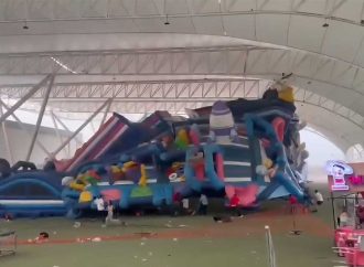 Fuertes ráfagas de viento levantan inflable en Torreón, Coahuila; hay 10 niños lesionados