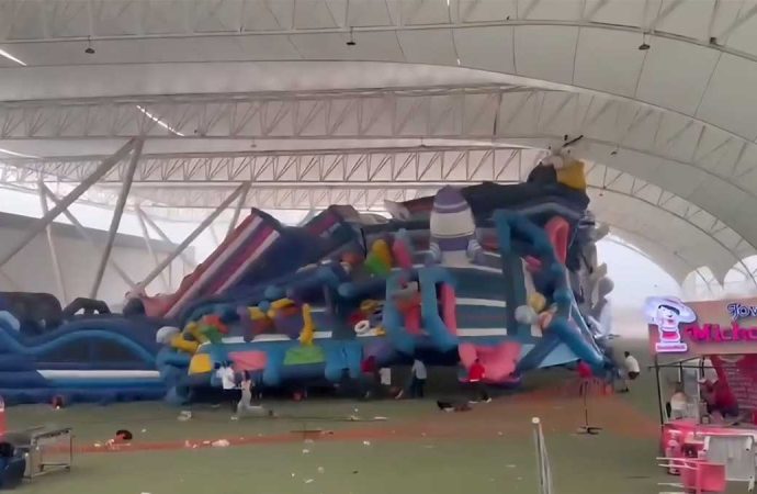 Fuertes ráfagas de viento levantan inflable en Torreón, Coahuila; hay 10 niños lesionados