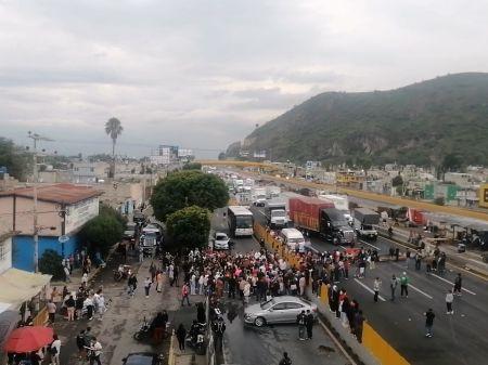 Detención de dos profesores en escuela Celestino Freinet genera bloqueo en la México-Puebla