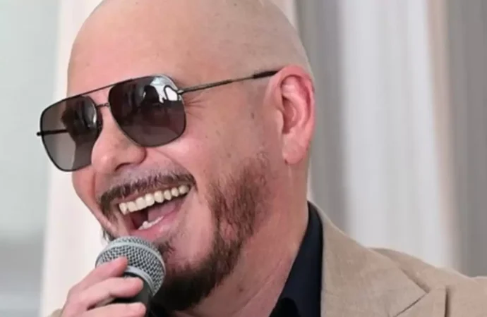 Pitbull establece récord Guinness con más de 22 mil calvas postizas en Londres