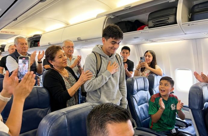 Gilberto Mora es ovacionado en avión tras su debut en el Mundial 2026