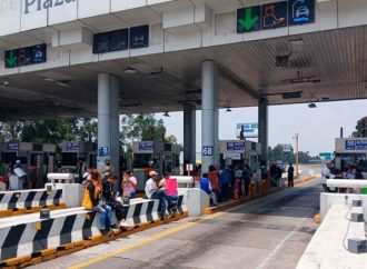 Padres de familia liberan peaje en caseta de San Marcos para exigir liberación de docentes detenidos