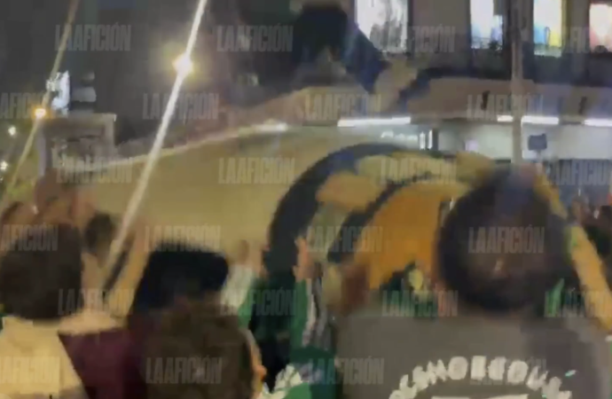 Joven cae al pavimento durante festejos por triunfo de México en Guadalajara