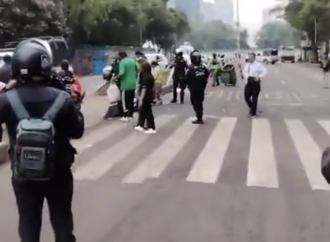 Desalojan a aficionados que seguían celebrando en Reforma tras triunfo de México en el Mundial