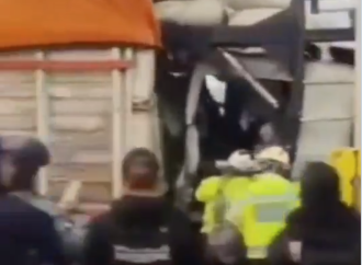 Aparatoso choque en la México–Puebla deja a conductor prensado tras impactar nodriza contra tractocamión