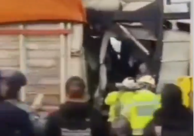Aparatoso choque en la México–Puebla deja a conductor prensado tras impactar nodriza contra tractocamión