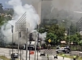 Incendio de pipa de agua afecta circulación en Periférico Ecológico, San Pedro Cholula