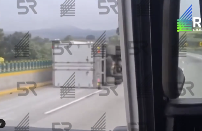 Volcadura de tráiler afecta circulación en la autopista México-Puebla rumbo a la Ciudad de México