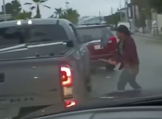 Con hacha y martillo se enfrentan automovilistas en Garita de Otay, Tijuana
