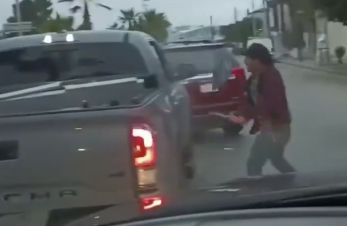 Con hacha y martillo se enfrentan automovilistas en Garita de Otay, Tijuana