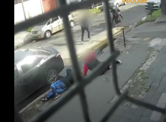 Policía retirado de 71 años frustra asalto y tiende a su agresor en Argentina