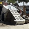 Socavones en Romero Vargas ponen en riesgo a conductores y peatones tras caída de camión de volteo