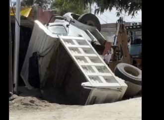 Socavones en Romero Vargas ponen en riesgo a conductores y peatones tras caída de camión de volteo