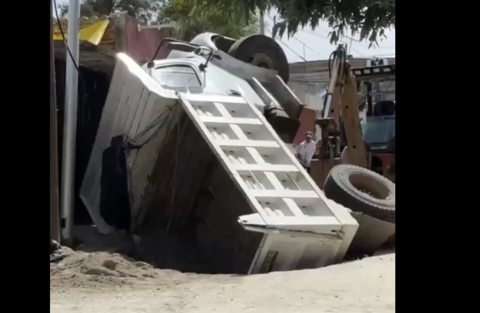 Socavones en Romero Vargas ponen en riesgo a conductores y peatones tras caída de camión de volteo
