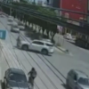 Conductor arrolla a motociclista y huye en Calzada Zavaleta