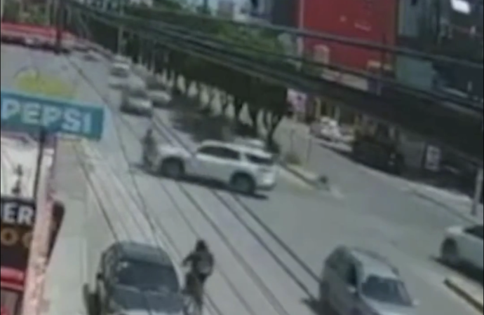 Conductor arrolla a motociclista y huye en Calzada Zavaleta