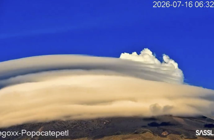 El Popocatépetl mantiene actividad en Amarillo Fase 2 y amanece con nubes lenticulares