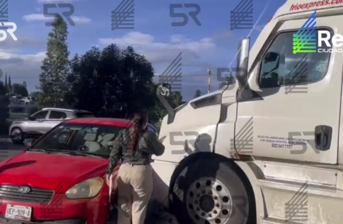 Choque entre tráiler y automóvil provoca congestionamiento en la México-Puebla a la altura de La María