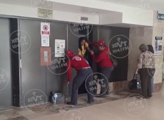 Bomberos rescatan a tres mujeres atrapadas en elevador del Hospital General de Zona 46 en Villahermosa