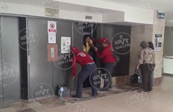 Bomberos rescatan a tres mujeres atrapadas en elevador del Hospital General de Zona 46 en Villahermosa