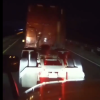 Bloquean autopista con tráiler para asaltar; operador embiste y escapa