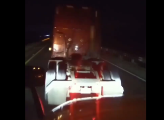 Bloquean autopista con tráiler para asaltar; operador embiste y escapa