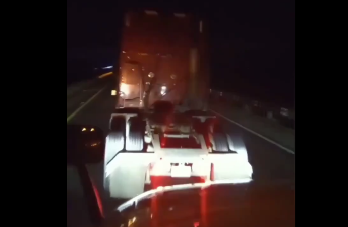Bloquean autopista con tráiler para asaltar; operador embiste y escapa