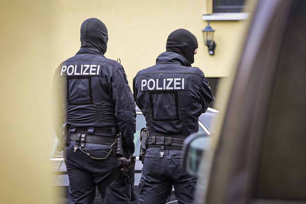 Hombre de 68 años acusado de drogar, violar y grabar a al menos 14 mujeres en Alemania