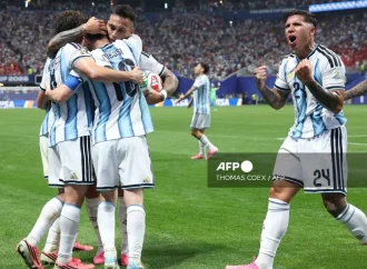 Argentina logra histórica remontada contra Egipto y avanza a cuartos de final