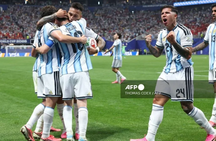 Argentina logra histórica remontada contra Egipto y avanza a cuartos de final